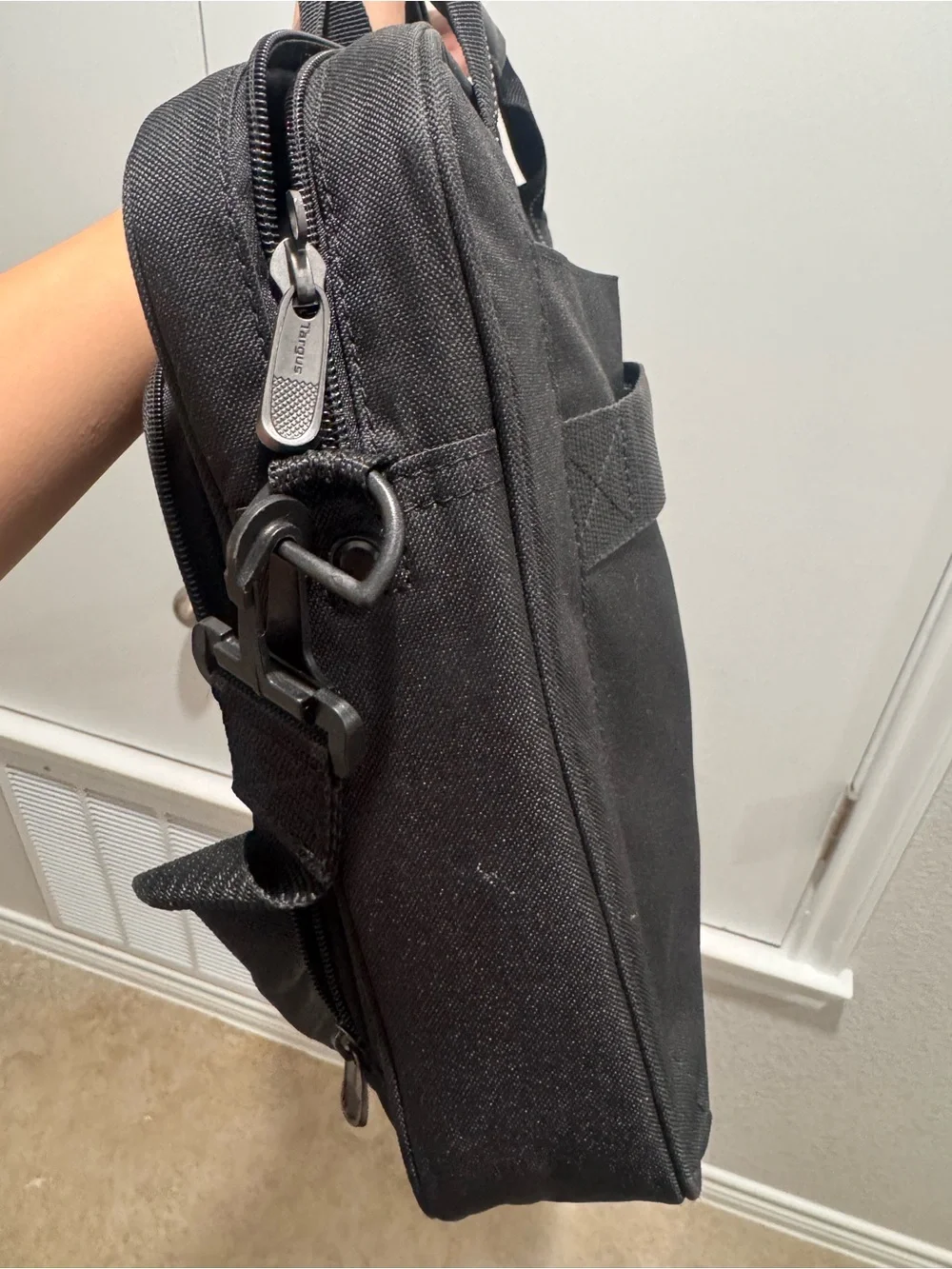 Targus Black Men's Laptop Messenger Bag with Shoulder Strap